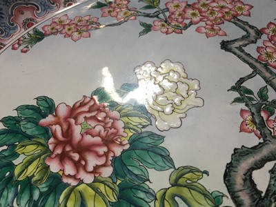 Lot 707 - A CHINESE CANTON ENAMEL CHARGER