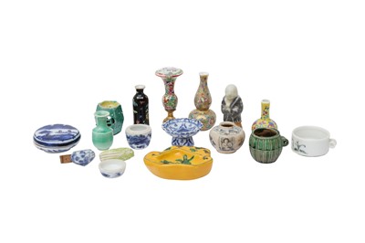 Lot 516 - A GROUP OF CHINESE MINIATURE PORCELAIN ITEMS AND BIRD FEEDERS