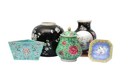 Lot 530 - A SMALL GROUP OF CHINESE PORCELAIN