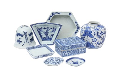 Lot 518 - A SMALL COLLECTION OF CHINESE BLUE AND WHITE PORCELAIN