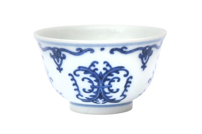 Lot 106 - A CHINESE BLUE AND WHITE 'HONEYSUCKLE' CUP