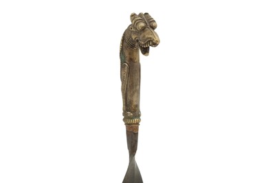Lot 363 - A BRASS MAKARA-HILTED DAGGER WITH A TWISTED STEEL BLADE