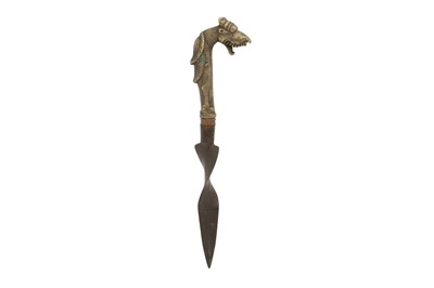 Lot 363 - A BRASS MAKARA-HILTED DAGGER WITH A TWISTED STEEL BLADE