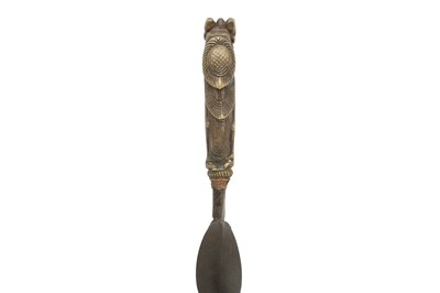 Lot 363 - A BRASS MAKARA-HILTED DAGGER WITH A TWISTED STEEL BLADE