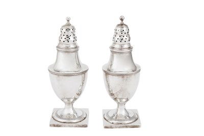 Lot 193 - A pair of George III sterling silver peppers, London 1810 by Solomon Hougham
