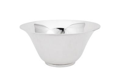 Lot 244 - An early to mid-20th century American sterling silver fruit bowl, New York 1907-47 by Tiffany and Co