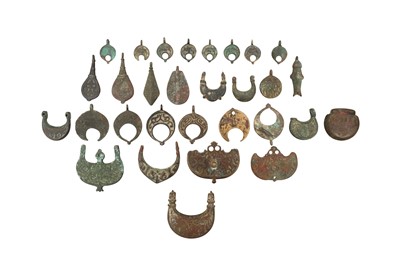 Lot 536 - A MISCELLANEOUS GROUP OF THIRTY SELJUK BRONZE PENDANTS AND ORNAMENTS