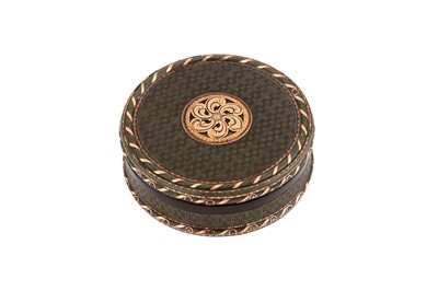 Lot 320 - A Louis XVI French unmarked gold mounted tortoiseshell snuff box, probably Paris circa 1780