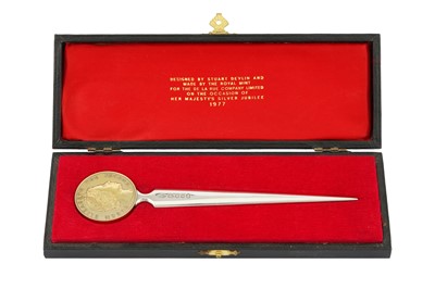 Lot 85 - A CASED ELIZABETH II STERLING SILVER ROYAL COMMEMORATIVE SILVER PAPER KNIFE, LONDON 1977 BY STUART DEVLIN (1931-2018)