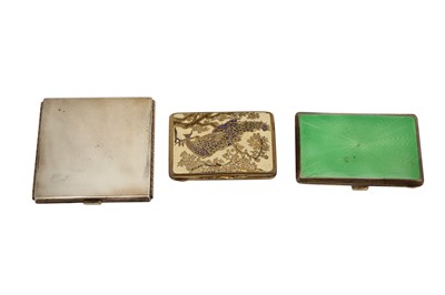 Lot 55 - A MIXED GROUP INCLUDING AN EARLY 20TH CENTURY GERMAN SILVER AND GUILLOCHE ENAMEL CIGARETTE CASE, IMPORT MARKS FOR GLASGOW 1925 BY SCHOLL LTD