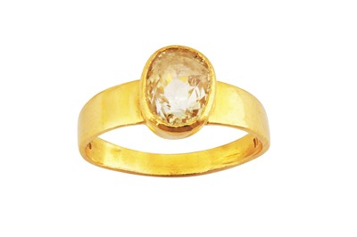 Lot 121 - A yellow sapphire ring