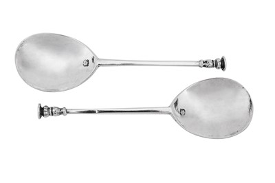 Lot 724 - A pair of Charles I sterling silver seal top spoons, London 1629 by Daniel Cary (free. 5th Oct 1604, d. 1642)