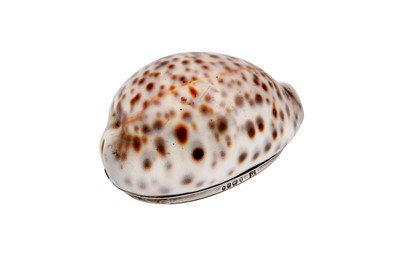 Lot 318 - A George IV sterling silver mounted tiger cowrie shell snuff box, London 1829 by John and Thomas Cutmore