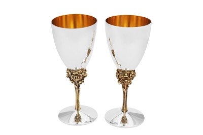 Lot 560 - A pair of Elizabeth II modernist parcel gilt sterling silver goblets, London 1978 by Stuart Devlin (1931-2018)