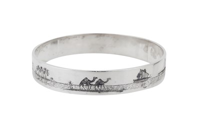 Lot 441 - An early 20th century Iraqi silver and niello bangle, circa 1930 signed Zahroon