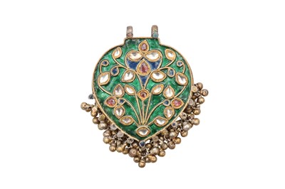 Lot 234 - AN ENAMELLED WHITE METAL INDIAN MEDALLION WITH FLORAL DECORATION
