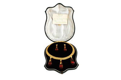 Lot 28 - An amber necklace and earring suite