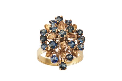 Lot 75 - A sapphire dress ring