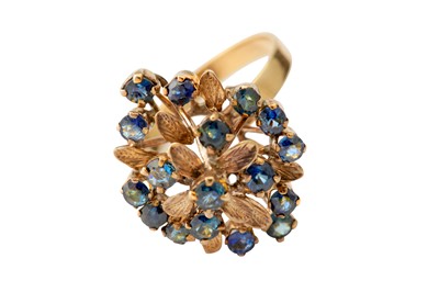 Lot 75 - A sapphire dress ring