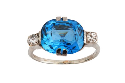 Lot 71 - A blue spinel and diamond ring