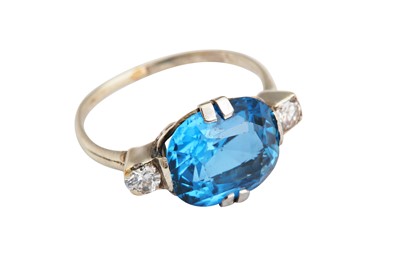 Lot 71 - A blue spinel and diamond ring