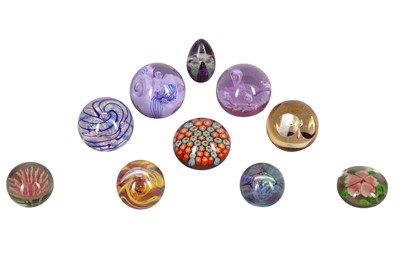 Lot 119 - A COLLECTION OF TEN GLASS PAPERWEIGHTS