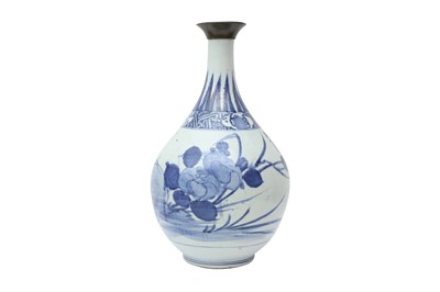 Lot 625 - A LARGE JAPANESE ARITA BLUE AND WHITE 'BLOSSOMS' VASE