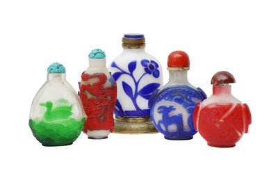 Lot 441 - A GROUP OF FIVE CHINESE OVERLAY GLASS SNUFF BOTTLES