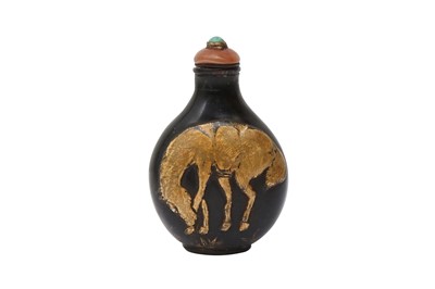 Lot 433 - λ A CHINESE HORN GILT-DECORATED 'HORSE' SNUFF BOTTLE