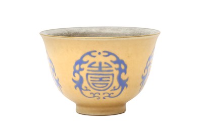 Lot 127 - A CHINESE GILT-DECORATED BLUE-ENAMELLED 'SHOU' CUP