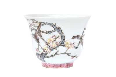 Lot 107 - A CHINESE FAMILLE-ROSE 'MAGPIE AND PRUNUS' CUP