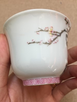 Lot 107 - A CHINESE FAMILLE-ROSE 'MAGPIE AND PRUNUS' CUP