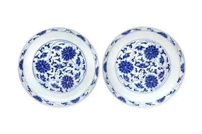 Lot 104 - A PAIR OF CHINESE BLUE AND WHITE 'LOTUS' DISHES