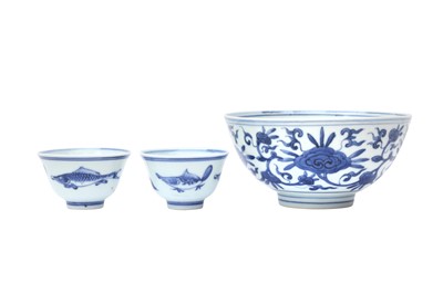 Lot 265 - A CHINESE BLUE AND WHITE 'LINGZHI' BOWL TOGETHER WITH TWO 'FISH' CUPS