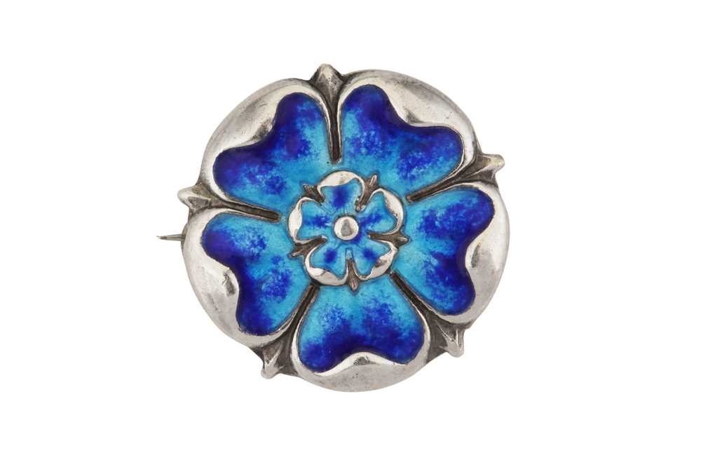 Lot 791 - A TUDOR ROSE BROOCH BY JAMES FENTON, CIRCA 1918