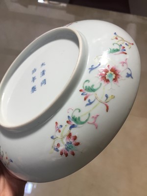 Lot 138 - A CHINESE FAMILLE-ROSE 'PHOENIX' DISH