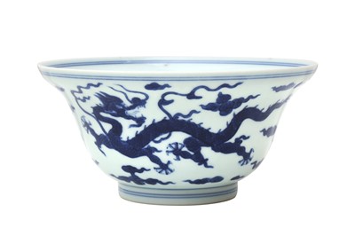 Lot 51 - A CHINESE BLUE AND WHITE 'DRAGON' BOWL