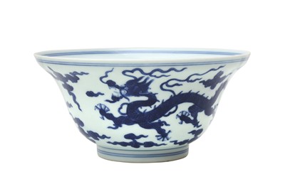 Lot 51 - A CHINESE BLUE AND WHITE 'DRAGON' BOWL