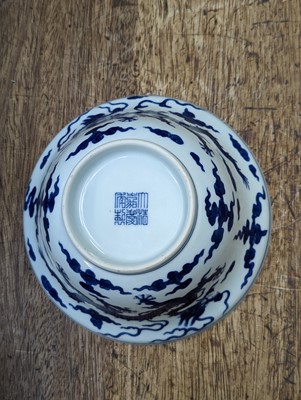 Lot 51 - A CHINESE BLUE AND WHITE 'DRAGON' BOWL