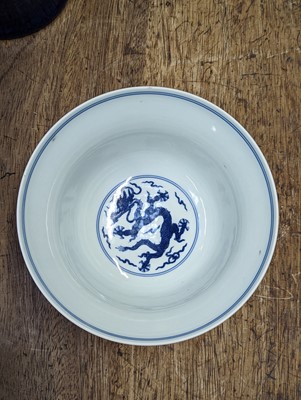 Lot 51 - A CHINESE BLUE AND WHITE 'DRAGON' BOWL