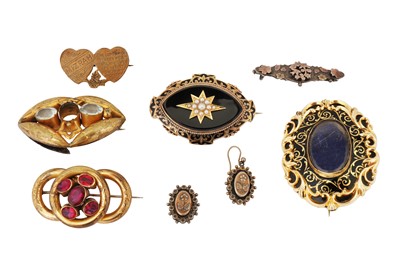 Lot 802 - A GROUP OF BROOCHES