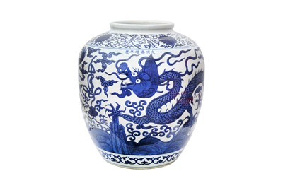 Lot 55 - A LARGE CHINESE BLUE AND WHITE 'DRAGON' JAR