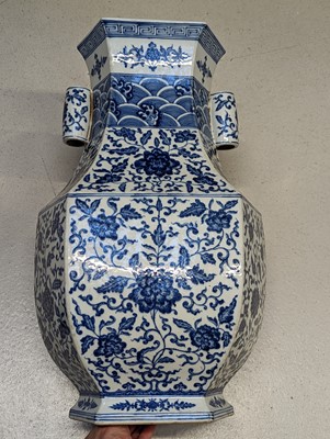 Lot 90 - A CHINESE BLUE AND WHITE ARROW VASE