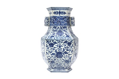 Lot 90 - A CHINESE BLUE AND WHITE ARROW VASE