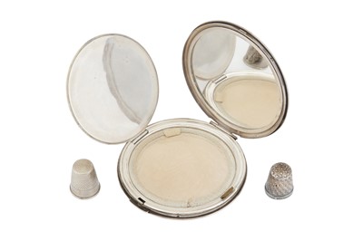 Lot 824 - A SILVER  POWDER COMPACT AND TWO THIMBLES