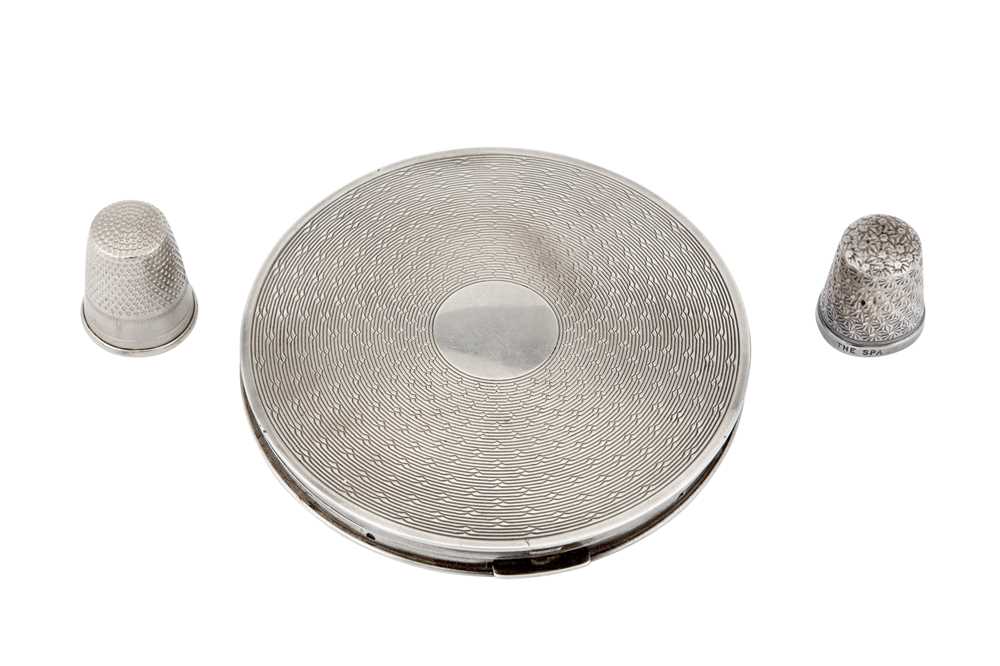 Lot 824 - A SILVER  POWDER COMPACT AND TWO THIMBLES