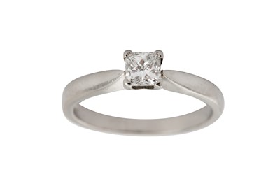 Lot 126 - A diamond single-stone ring