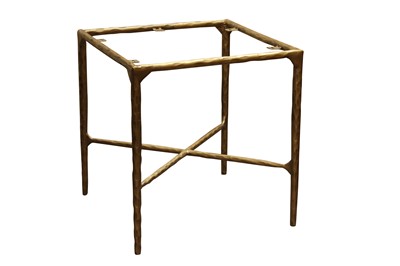 Lot 318 - A CONTEMPORARY BRASS EFFECT HAMMERED IRON COFFEE TABLE BASE