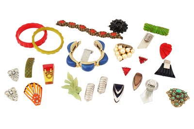 Lot 821 - A COLLECTION OF COSTUME JEWELLERY