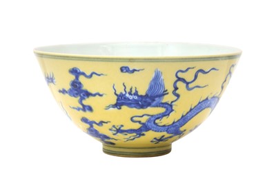 Lot 128 - A CHINESE YELLOW-ENAMELLED BLUE AND WHITE 'DRAGON' BOWL